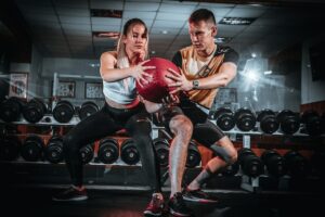 Mann og kvinne som trener med medisinball