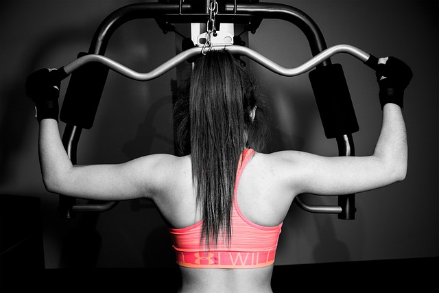 Kvinne som trener rygg med nedtrekk